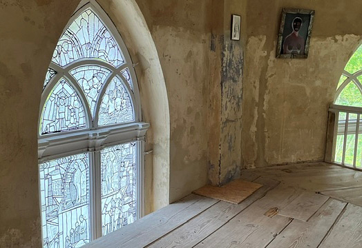 Künstlerisch gestaltetes Fenster, Foto: Albrecht Henkys