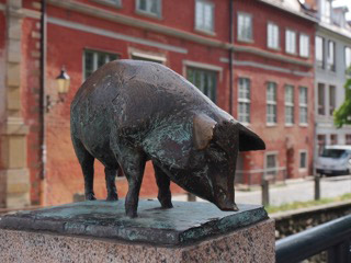 Christian Wetzel, Schnüffelndes Schwein, Schweinsbrücke, Wismar, 1995, Bronze, 24 x 26 x 30 cm (Foto: Christian Wetzel)